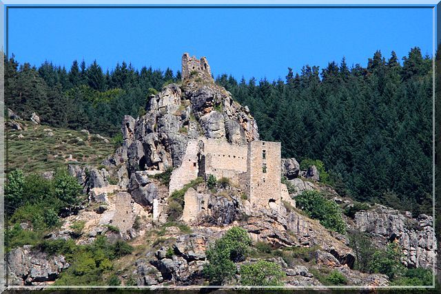 Les ruines de Rochebonne ! Surplombe la vallée.